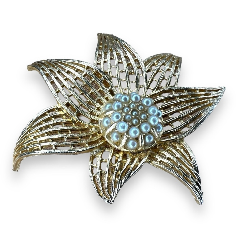 VINTAGE GOLD FLORAL PEARL ACCENT BROOCH PIN RETRO